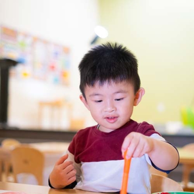 Child painting Photo